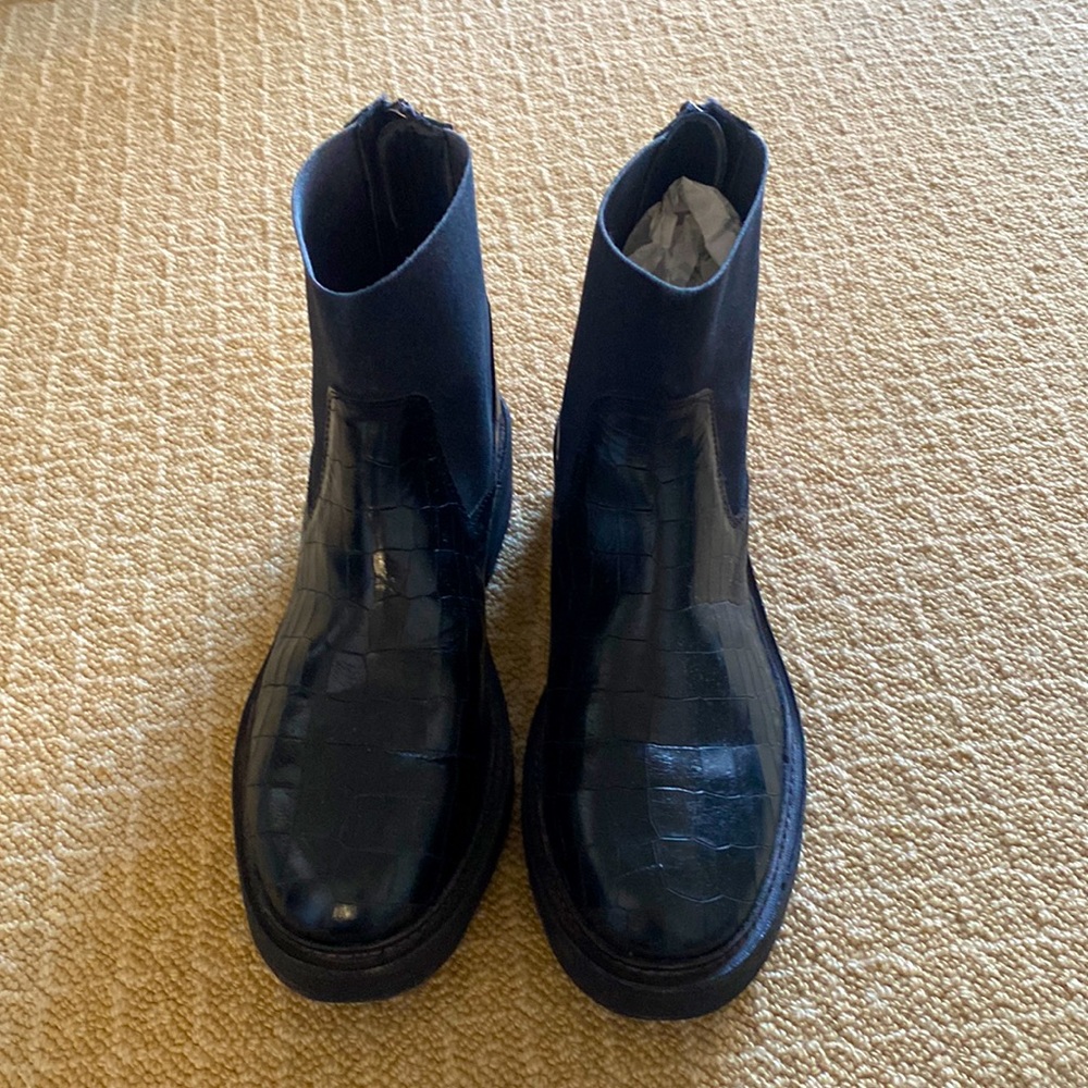Size 8.5 free people boots. Barely worn